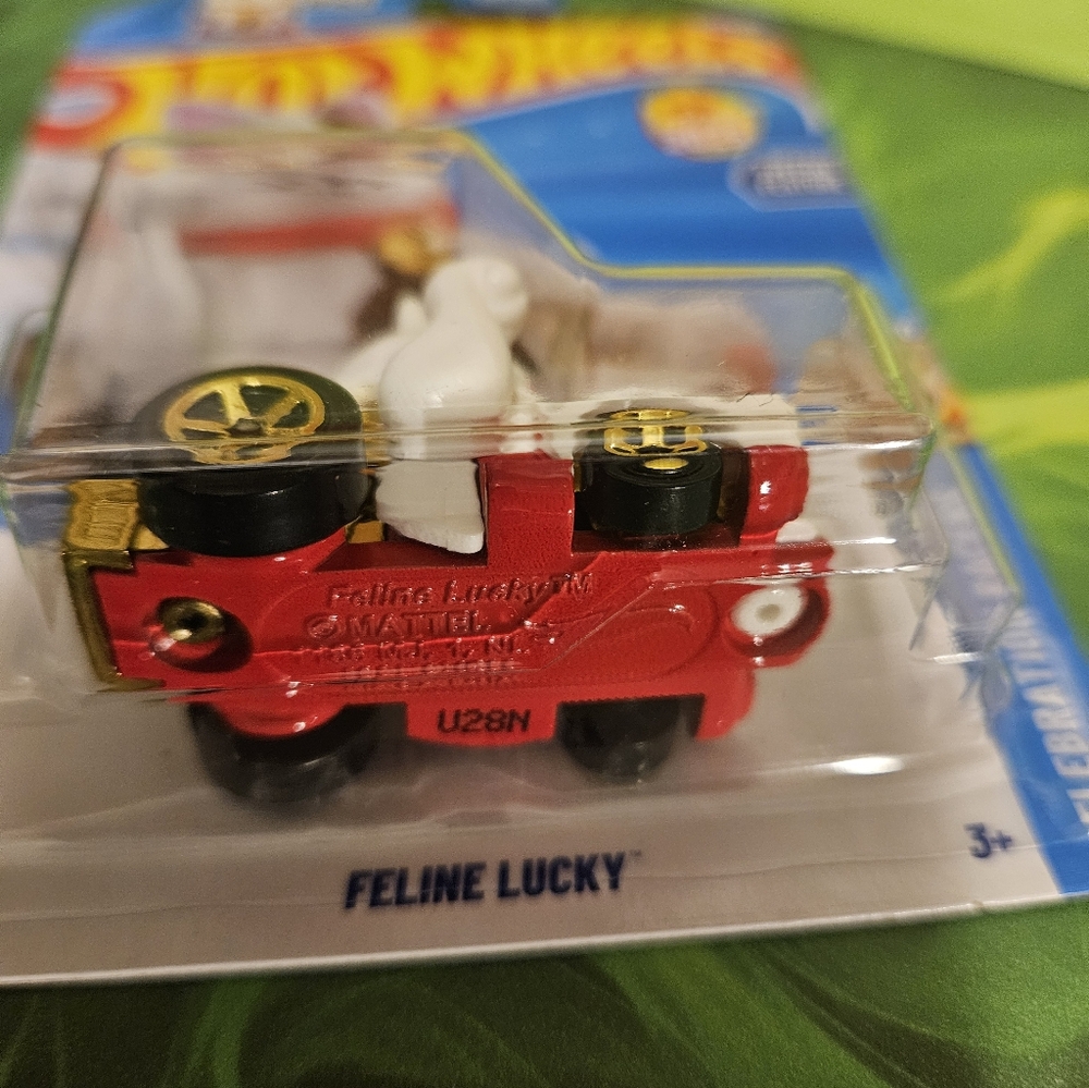 HotWheels Feline Lucky Celebration Racers - White and Gold - Picture 4 of 4
